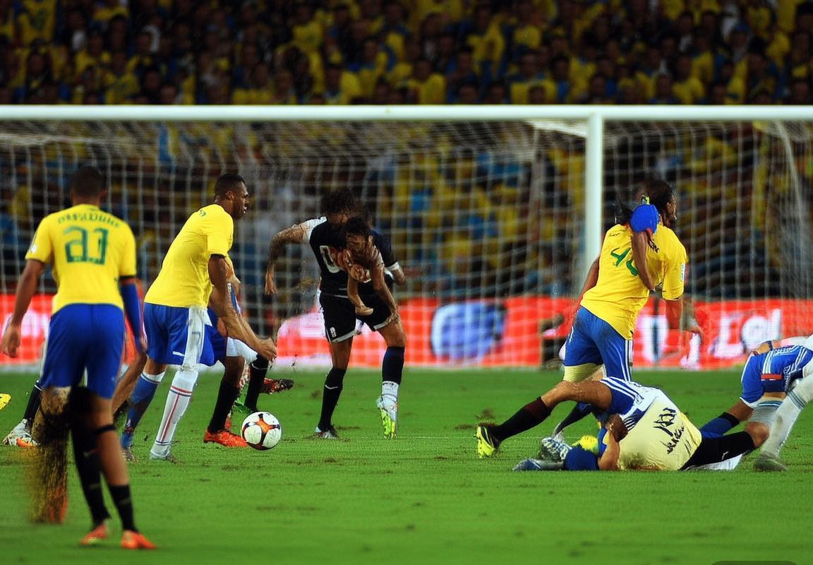 巴西VS巴拉圭：世预赛激战平局背后的足球传奇