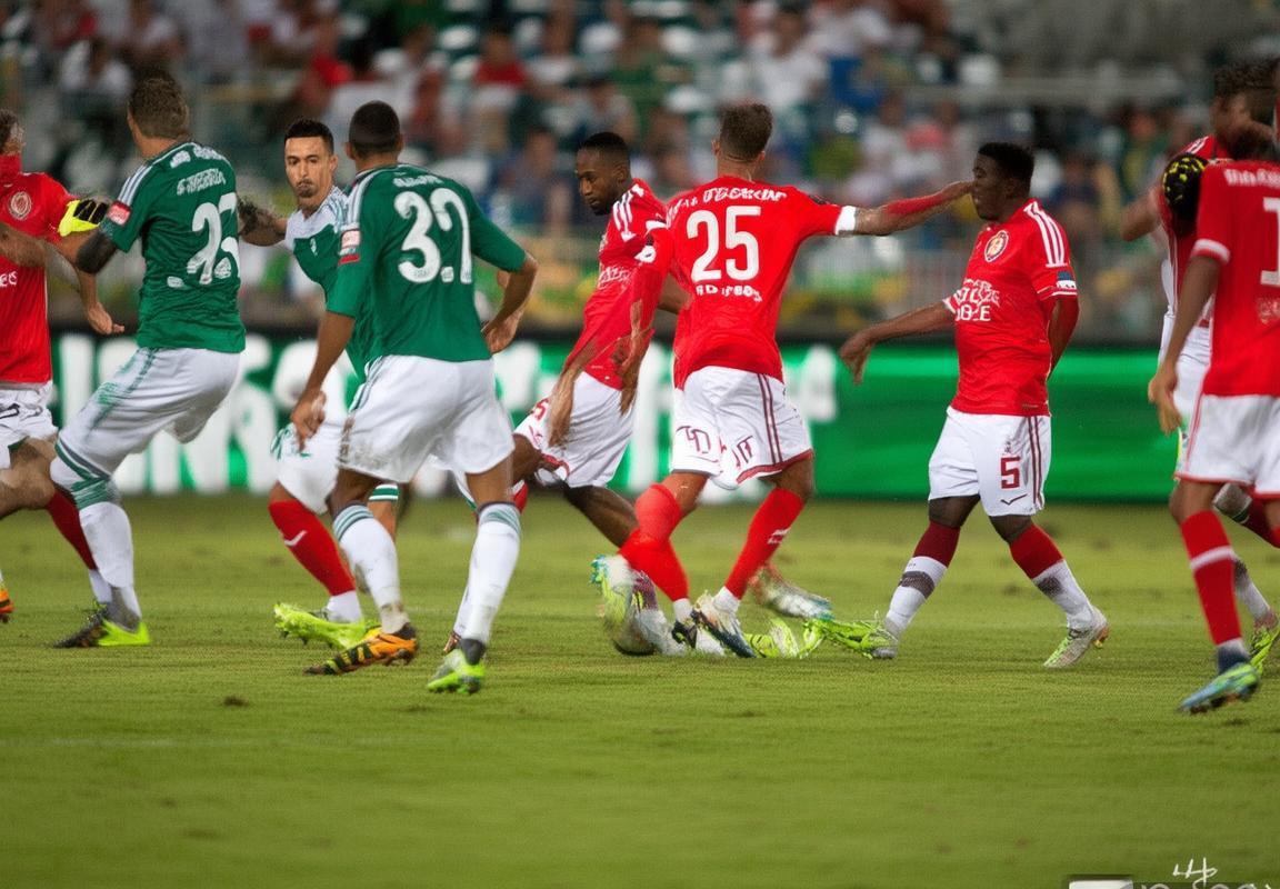 巴西红牛vs帕梅拉斯：巅峰对决经典回顾与战术解析(图2)